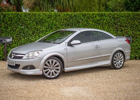 VAUXHALL ASTRA 1.8i Exclusiv Black Twin Top 2dr