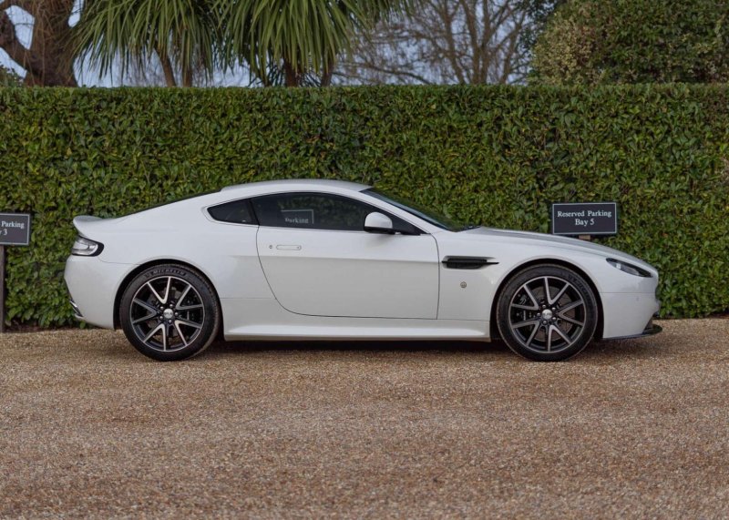 ASTON MARTIN VANTAGE